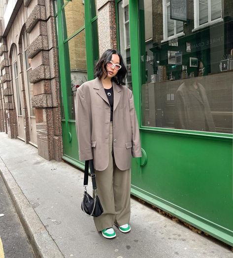 Suit With Sneakers, Suits And Sneakers, Fall Green, Green Vibes, Streetstyle Fashion, Cat Eyes, Street Style Looks, Trench Coat, Normcore