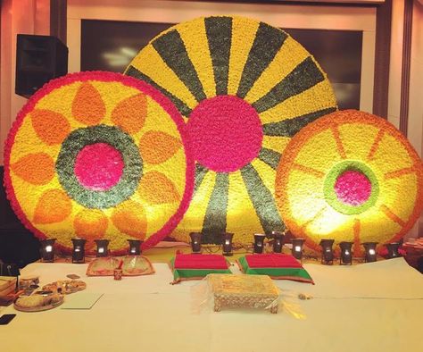 Backdrop Indian Wedding, Bride Haldi, Indian Wedding Stage, Indian Wedding Decorations Receptions, Haldi Decor, Yellow Outfits, Circle Backdrop, Mehendi Ceremony, Indian Wedding Planner