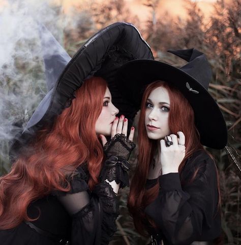 Family Witch Photoshoot, Bestie Halloween Photoshoot, Best Friend Witch Photoshoot, Coven Photoshoot, Witch Shoot, Witchy Photoshoot, Fantasy Shoot, Witch Photoshoot, Halloween Shoot