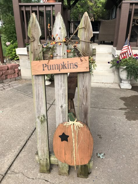 Wood Slat Pumpkins, Fall Picket Fence Decorating Ideas, Pallet Wood Scarecrow, Fall Outdoor Wood Decor, Primitive Fence Ideas, Fall Fence Decor, Picket Fence Crafts Fall, Fall Fence Picket Projects, Easy Outdoor Fall Decor