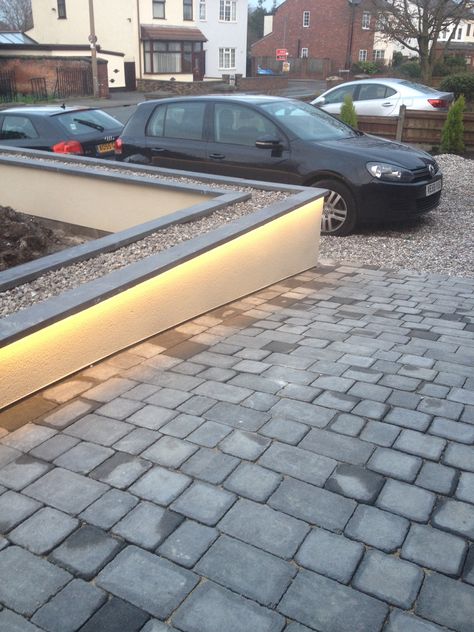 Hidden LED strip lights in the coping stones, lights the path really well! Garden Wall Lights, Outdoor Led Strips, Driveway Lighting, Led Landscape Lighting, Driveway Design, Facade Lighting, Led Outdoor Lighting, Backyard Inspo, Outdoor Light Fixtures