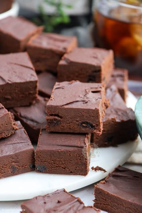 Rum Fudge Recipe, Rum Desserts, Best Baking Recipes, Rum And Raisin, Baileys Fudge, Janes Patisserie, Chocolate Raisins, Raisin Recipes, Chocolate Bark Recipe