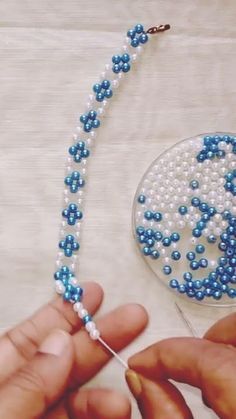 Pearl Necklace Making, Pearl Necklace Tutorial, Diy Pearl Necklace, Diy Necklaces Tutorial, Seed Bead Bracelet Patterns, Beaded Jewelry Earrings, At Home Diy, Bracelet Craft Diy, Diy Friendship Bracelets Patterns