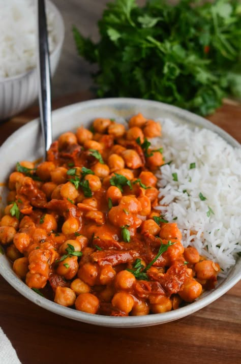 Marry Me Chickpeas Salads To Go, Vegan Ideas, Meatless Mondays, Mediterranean Food, Bean Stew, Chickpea Recipes, Rabbit Food, Dinner Entrees, Vegan Foodie