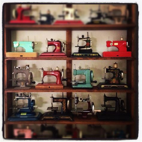 . Sewing Machine Display Ideas, How To Decorate An Old Singer Sewing Machine, Sewing Machine Display, Steampunk Sewing Machine, Toy Sewing Machines, Calanda Vintage Sewing Machines, Sewing Images, Vintage Viking Sewing Machines, Creative Quilting