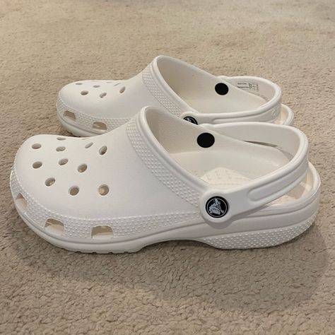 Crocs White New Unisex Size 8 Plain Crocs, Shoes Crocs, Glow Up Shoes, White Crocs Aesthetic, Aesthetic Crocs, Crocs Outfit Summer, White Crocs Outfit, Crocs Aesthetic, Marvel Shoes