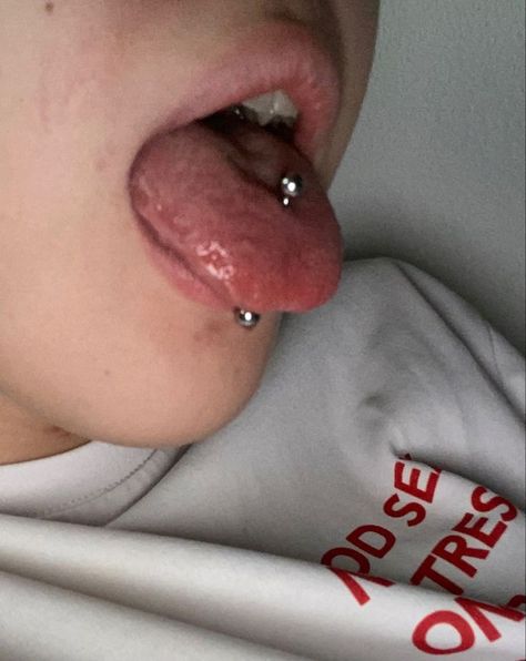 Guy Tongue Piercing, Tounge Ring Aesthetic, Tongue Piercing Aesthetic Male, Tongue Ring Aesthetic, Tounge Piercings Aesthetic, Face Piercings Aesthetic, Tongue Piercing Aesthetic, Piercing No Rosto, Cute Tongue Rings