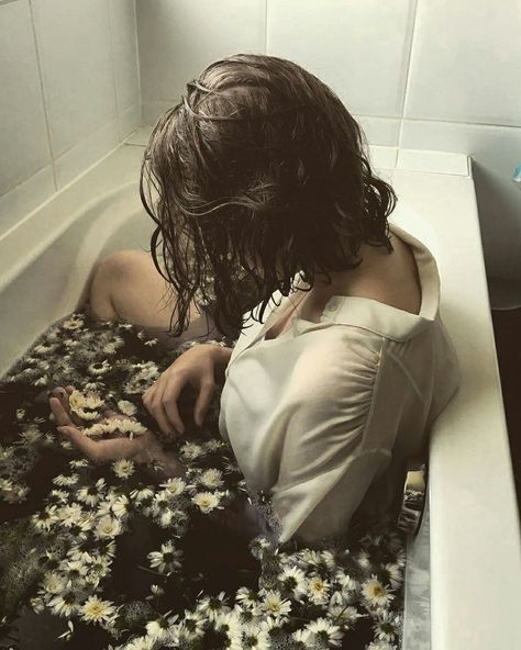 Black Bath Bomb, Bathtub Photography, Bath Photography, Black Bath, Shooting Photo, Dark Photography, Jolie Photo, Pose Reference Photo, 인물 사진