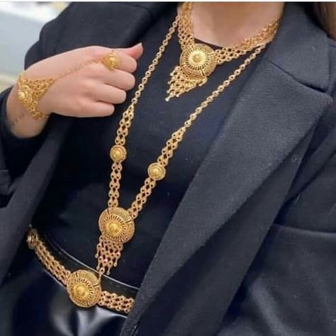 Saudi Arabia Gold Jewelry, Arabian Jewellery, Rani Har, Fashion Jewelry Necklaces Gold, Platinum Rings, Dubai Gold Jewelry, Bridal Jewellery Inspiration, Simple Gold Earrings, Gold Bangle Set