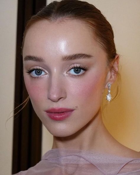 Hollywood Beauty, Phoebe Dynevor, Camila Morrone, Formal Makeup, Bridal Makeup Natural, Makijaż Smokey Eye, Pink Makeup, Bride Makeup, Beauty Icons