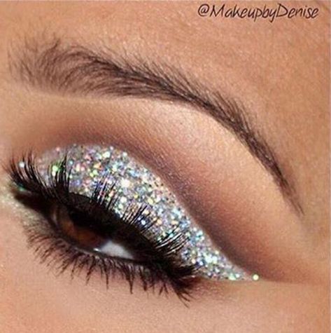 Euphoria Silver Makeup, Silver Shimmer Eye Makeup, Sliver Eyeshadow, Makeup Blanc, Silver Glitter Eye Makeup, Silver Smokey Eye, Silver Eye Makeup, Face Beat Makeup, Glitter Makeup Looks