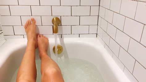 Three women on their favorite rituals, plus one who prefers showers. Epson Salt Bath, Epsom Salt Benefits, Bath Benefits, Hemorrhoid Relief, Body Inflammation, Epson Salt, Epsom Salt Bath, Best Bath, Bath Soak