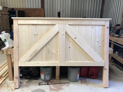 Diy Headboard Ideas Easy Farmhouse, Barndoor Headboard Ideas, Farmhouse King Size Headboard, Farmhouse Bed Headboard Ideas, Kingsize Headboard Diy, Pallet Headboard Diy King, Farmhouse Headboard Ideas Wood, Farmhouse Headboards For Beds, Rustic King Headboard