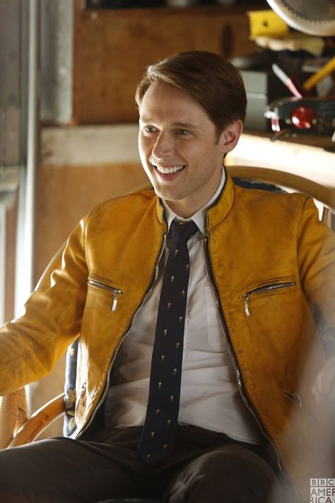 Dirk Gently's Holistic Detective Agency Dirk Gently's Holistic Detective Agency, Samuel Barnett, Dirk Gently's Holistic Detective, Summer Child, Dirk Gently, Everything Is Connected, Detective Agency, Sweet Summer, Best Cosplay