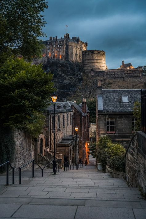 Narrow street, cobblestone, Scotland, Edinburgh, dark academia, dark aestetic, cottage core, rainy day, soft girl fall, harry potter, sherlock Holmes, 18th century, vintage, travel photography, europe, photography, solo travel Nicholas Core Aesthetic, Scotland Aesthetic Wallpaper, Edinburgh Wallpaper, Edinburgh Aesthetic Wallpaper, Edinburgh Scotland Aesthetic Wallpaper, Edinburgh Scotland Aesthetic Summer, Edinburgh Dark Academia, Rainy Scotland, Edinburgh Rainy Day