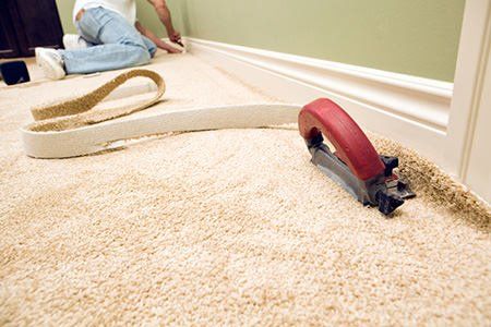 For those willing to try, there is an alternative for professional carpet installation. Follow these seven steps and do it yourself! Install Carpet, Home Depot Carpet, Carpet Cleaning Business, Deep Carpet Cleaning, Diy Carpet Cleaner, Carpet Cleaning Solution, Carpet Cleaning Hacks, Professional Carpet Cleaning, Cheap Carpet Runners