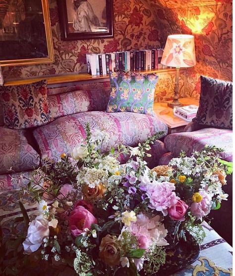 Serena Crawford on Instagram: “A room at Hertford Street decorated by @rifat_ozbek Regram @natalietredgett .. those flowers !” Serena Crawford, Rifat Ozbek, House And Garden, Boho Beauty, London House, English House, Take Me Home, Painted Paper, Room Colors