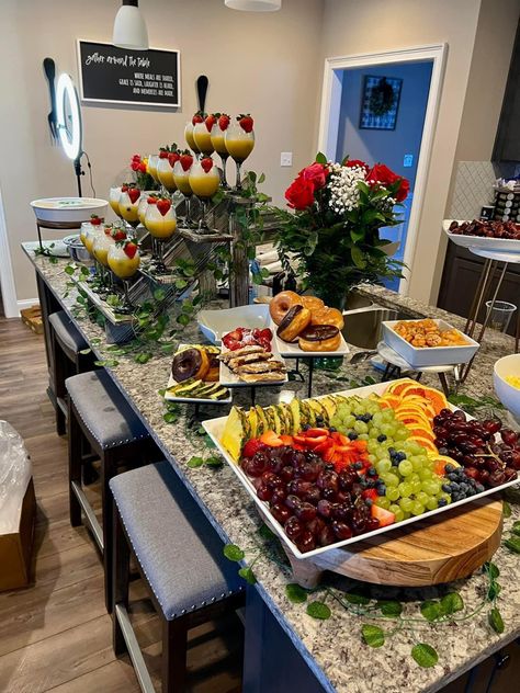 Breakfast Bar Display Ideas, Food And Drink Display, Home Brunch Party Ideas, Ladies Breakfast Ideas Decor, Mother’s Day Brunch Table Setup, Brunch Ideas For A Party, Confirmation Brunch Ideas, Wedding Breakfast Buffet Ideas, Poolside Brunch Ideas