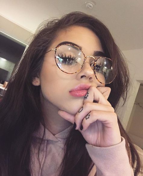 Maggie Lindemann, Cute Glasses, Dior Addict, Foto Poses, Wearing Glasses, Trik Fotografi, Girls With Glasses, Grunge Hair, Selfie Poses