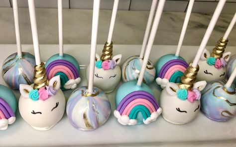 Unicorn Cakesicles Ideas, Unicorn Cake Pops Diy, Cakesicles Unicorn, Unicorn Cakepops, Unicorn Food Ideas, Cake Pop Unicorn Ideas, Cakecicles Ideas Unicorn, Unicorn Cake Pops, Rainbow Unicorn Cake