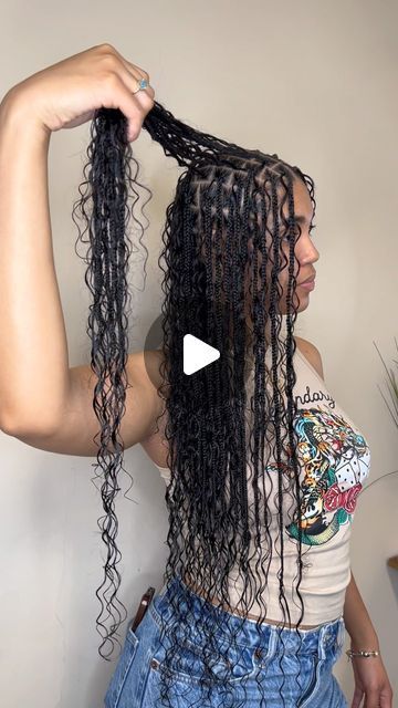 Box Braids With Loose Hair, Goddess Braids No Hair Added, Knotless Boho Braids Hairstyles Ideas, Boho Knotless Twists, Knotless Box Braids Medium Boho, Boneless Knotless Braids, Bobo Braid Hairstyles, Water Curls Braids, Knotless Cornrows Braids