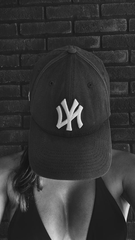 New York Yankees black and white cap. The cap and the bikini are cherry red. Black Baseball Cap Aesthetic, New York Yankees Aesthetic, Yankees Aesthetic, Cap Aesthetic, White Caps, Black And White Aesthetic, White Aesthetic, Black Aesthetic, New York Yankees