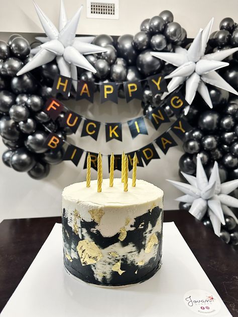 marble black and white cake with gold leaf Black And Gold Marble Cake, Black And White Marble Cake, Cake With Gold Leaf, Marbled Cake, Cake Mom, Black And White Cake, Cake With Gold, Black Fondant, Black Hold