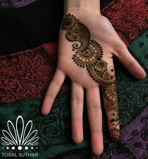 Mehndi Designs Kids Hands, Mehndi Designs For Front Hand Simple, Simple And Easy Mehndi Designs For Front Hand, Simple Cone Designs, Cute Henna Designs Easy, Cone Designs For Hands, Simple Mehndi Designs Front Hand, Easy Mehendi, Cute Henna Designs