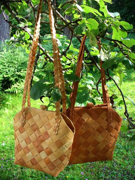 497 Olkalaukku, avoin, napilla, s/pr hihnoilla, suurempi Lauhala Weaving, Bark Weaving, Anyaman Bambu, Twigs Decor, Birch Bark Crafts, Straw Art, Straw Crafts, Basket Weaving Diy, Basket Weaving Patterns