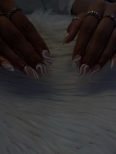 White Gold Silver Nail Design, January Birthday Nails 2024, Almond Nails White Design, Glitter Swirl Nails, Anniversary Nails Ideas, New Year Nails 2023, Swirly Nail Designs, Swirly Nails, Sweet 16 Nails