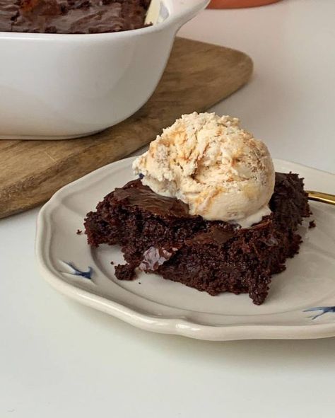 Brownie With Ice Cream, Chocolate Chip Fudge, Ice Cream Aesthetic, Rhode Lip, Bakery Foods, Fudge Brownie, Pretty Dessert, Cream Aesthetic, Healthy Lifestyle Food