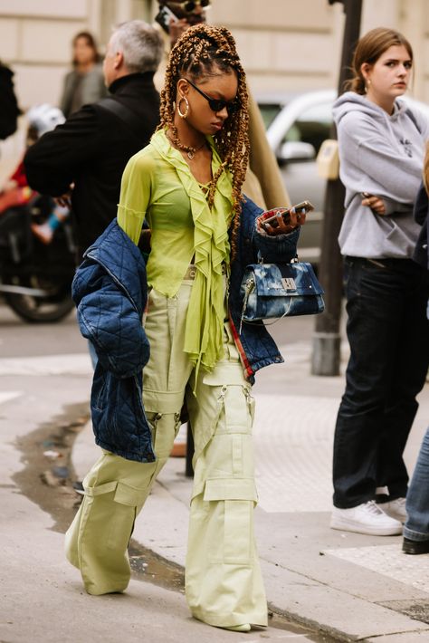 Streetwear Paris Fashion Week 2023, Spring Hairstyles For Black Women 2023, 90s And 00s Fashion, Apollo Outfits, Y2k Womens Fashion, Nola Fashion, 2020 Fashion Trends Street Styles, Green Shirt Outfits, Tokyo Outfits