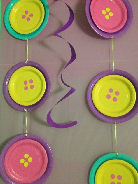 Platos de cartón en forma de botones Sewing Birthday Party, Lalaloopsy Party, Button Decorations, Home Decor Crafts, Sewing Party, Cat Birthday, Coraline, Birthday Fun, Decoration Table