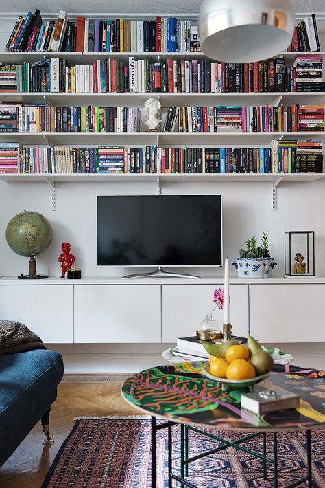 Få in tv:n i bokhyllan trots allt? Ariel Bissett Bookshelf, Home Library Design, Trendy Living Rooms, Home Libraries, Living Room White, Living Room Colors, A Living Room, Book Shelf, Small Living Rooms