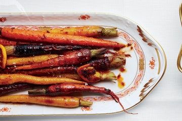 Maple Carrots, Maple Roasted Carrots, Traditional Thanksgiving Recipes, Vegetarian Thanksgiving Recipes, Roasted Carrots Recipe, Autumn Side Dishes, Modern Thanksgiving, Recipes Holiday, Traditional Thanksgiving