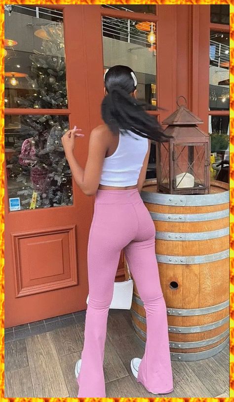 Pink Flare Yoga Pants Outfit, Flare Yoga Pants Outfit Summer, Pink Flared Leggings Outfit, White Yoga Pants Outfit, Pink Flared Pants Outfit, Pink Flare Leggings Outfit, Pink Leggings Outfit Casual, Yoga Flare Pants Outfits, Pink Flare Pants Outfit