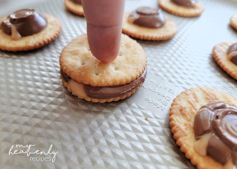 Ritz Cracker Cookies, Mini Crockpot Recipes, Rolo Cookies, Ritz Cracker, Peanut Butter Cup Cookies, Christmas Candies, Cracker Cookies, Reeses Cups, Salty Treats