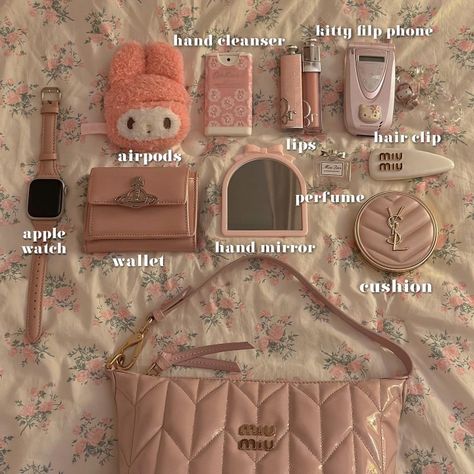 Mochila Kpop, Everyday Bag Essentials, What's In My Purse, Stylish School Bags, School Bag Essentials, Inside My Bag, In My Purse, Pink Lifestyle, Purse Essentials