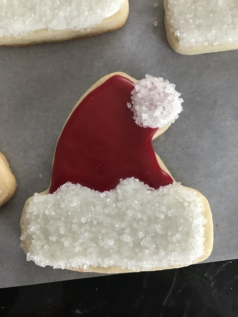 Santa hat cookie Cutout Cookies Christmas, Santa Hat Cookies, Cookies With Icing, Christmas Cutout Cookies, Christmas Sugar Cookies Decorated, Cute Christmas Cookies, Cutout Cookies, Hat Cookies, Sugar Cookie Royal Icing