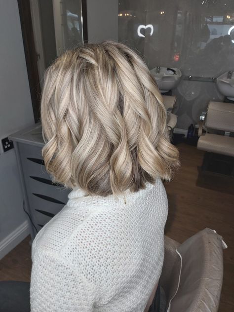 Curled Styles For Medium Hair Shoulder Length, Curled Hair Short Length, Shoulder Length Hair With Curls, Loose Curls For Medium Length Hair, Curled Shoulder Length Hair, Shoulder Length Hair Curled, Short Loose Curls, Loose Curls Short Hair, Shoulder Length Hair Cut