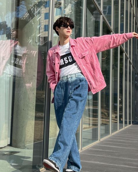 Pink Male Outfit Casual, Pink Urban Outfit, Bimbocore Outfits Male, Pastel Punk Outfits Male, Pastel Fashion Men, Pink Pants Outfit Men, Pink Outfits Men, Pink Outfit Men, Vaporwave Outfit