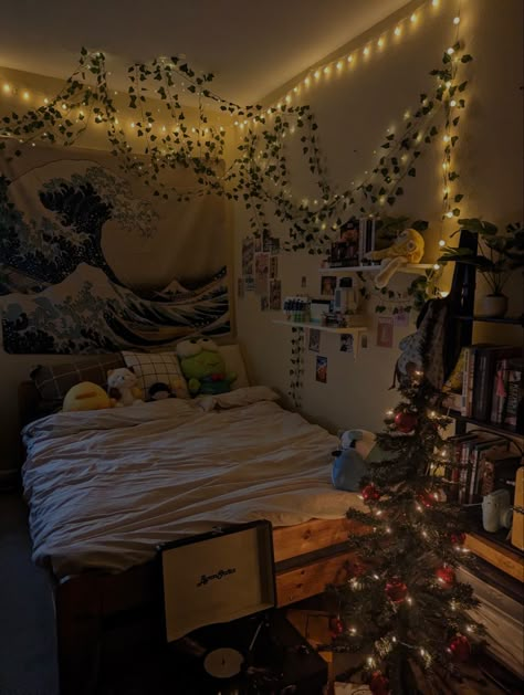 Zimmer Diy, Dream Bedroom Inspiration, Aesthetic Bedroom Ideas, Fairy Lights Bedroom, Chill Room, Home Decor Aesthetic, Teenage Room, Aesthetic Home Decor, Wallpaper Home Decor