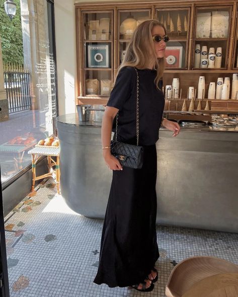 Spain Fashion Aesthetic, Kianna Naomi Outfits, Attractive Outfits For Women, Black Corporate Outfit, Chic Summer Outfits 2024, Going Out To Dinner Outfit, Professional Summer Work Outfits, Minimal Summer Fashion, Black Silk Skirt Outfit