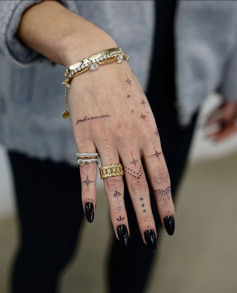 Finger Tattoo For Women, Finger Tats, Knuckle Tattoos, Hand And Finger Tattoos, Pretty Hand Tattoos, Henna Tattoo Hand, Dot Tattoos, Tasteful Tattoos, Hand Tattoos For Women