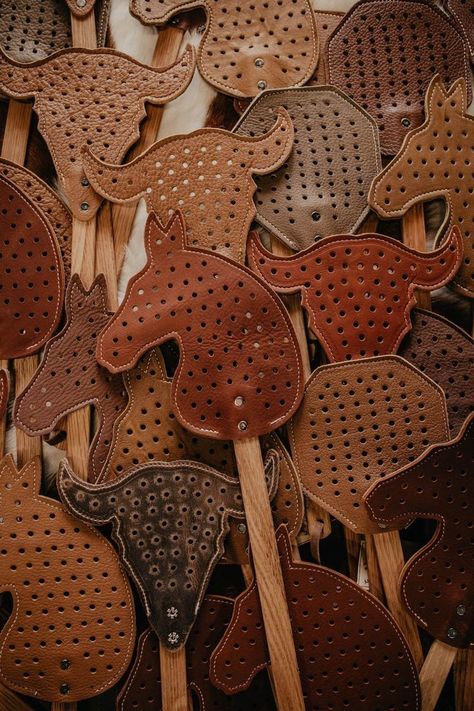 Small Leather Crafts, Rustic Airbnb, Leather Fly Swatter, Diy Leather Gifts, Leather Home Decor, Fly Swatters, Fly Swatter, Diy Leather Projects, Leather Craft Projects