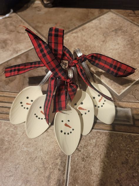 Hand Painted Snowman Spoon Ornaments - Etsy Painted Spoons Ornaments, Spoon Art Diy, Snowman Spoons, Vintage Spoon Jewelry, Wooden Spoon Crafts, Upcycled Spoons, Spoon Ornaments, Spoon Craft, Small Wooden Spoons