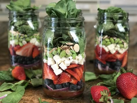 Fruit Salad Mason Jar, Mason Jar Fruit Salad, Mason Jar Salads For A Week, Healthy On The Go Lunch, Fruit Salad In A Jar, Mason Jar Lunch Ideas, Mason Jar Fruit, Salad In A Mason Jar, Healthy Easter Snacks