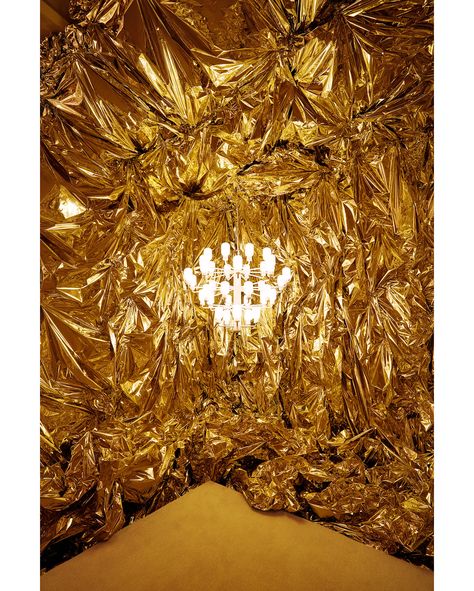 Foil Backdrop Photoshoot, Gold Backdrop Ideas, Fire Art Installation, Gold Photo Booth, Gold Installation, Yellow Art Installation, Gold Backdrop, The Turning, Ordinary Life