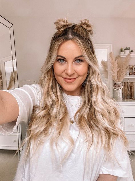 Easy day 2 hair - half up space buns via @daniellegervino #halfuphalfdown #spacebuns #hairinspiration Conformation Hairstyles, Space Buns Hair, Braided Space Buns, Half Up Half Down Short Hair, Half Bun Hairstyles, Hair Half Up Half Down, Hair Half Up, Short Hair Bun, Space Buns