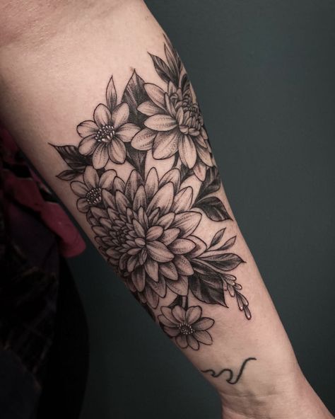 Black Dahlia Tattoo, Dahlia Flower Tattoos, Hand Tattoo Images, Dahlia Tattoo, Tattoo Black And White, Chrysanthemum Tattoo, C Tattoo, Black Dahlia, Floral Tattoo Design